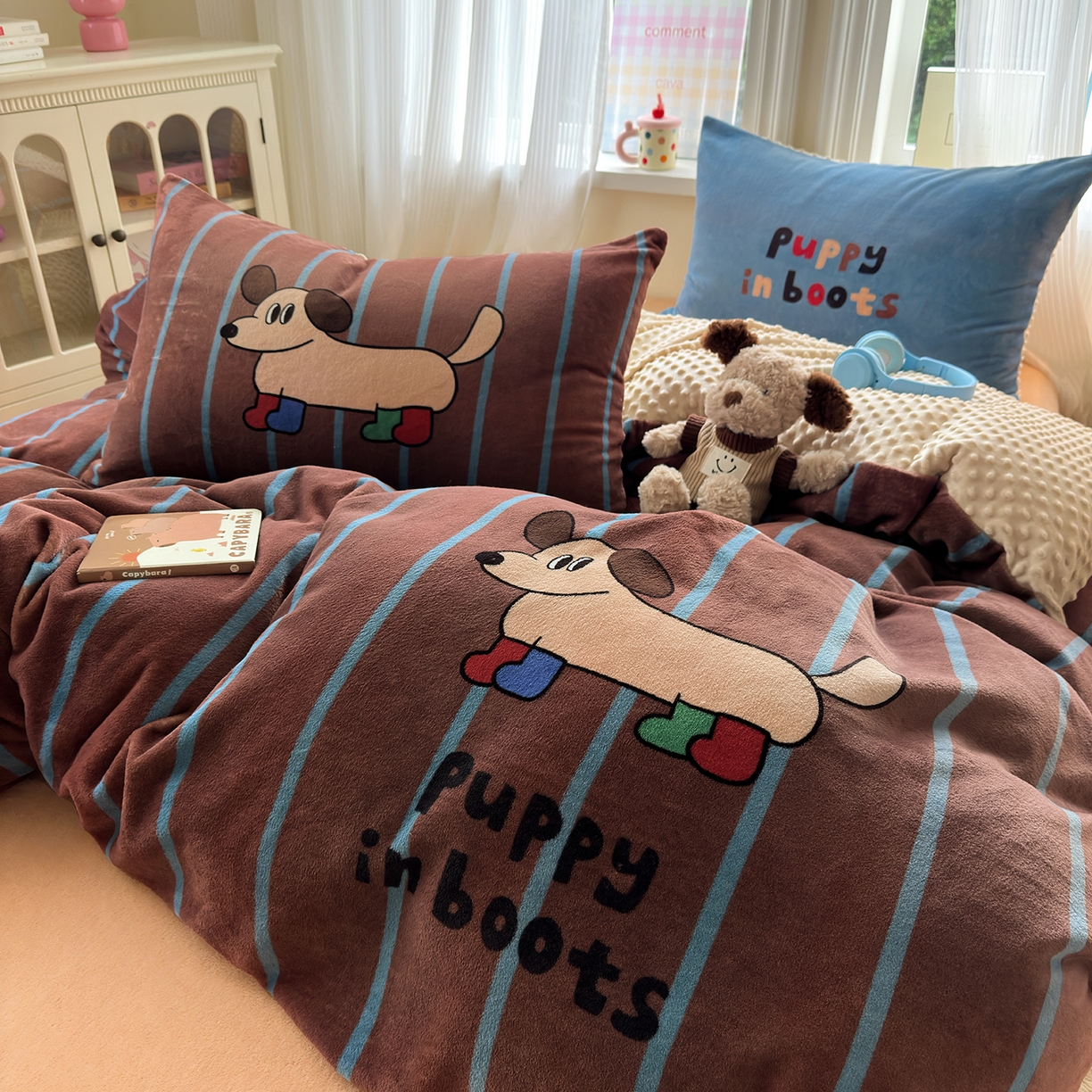 91家纺网 家纺一手货源 找家纺 星期八 2025新款卡通大版牛奶绒豆豆绒数码印花四件套 腊肠狗