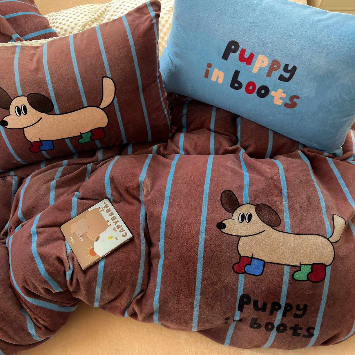 91家纺网 家纺一手货源 找家纺 星期八 2025新款卡通大版牛奶绒豆豆绒数码印花四件套 腊肠狗