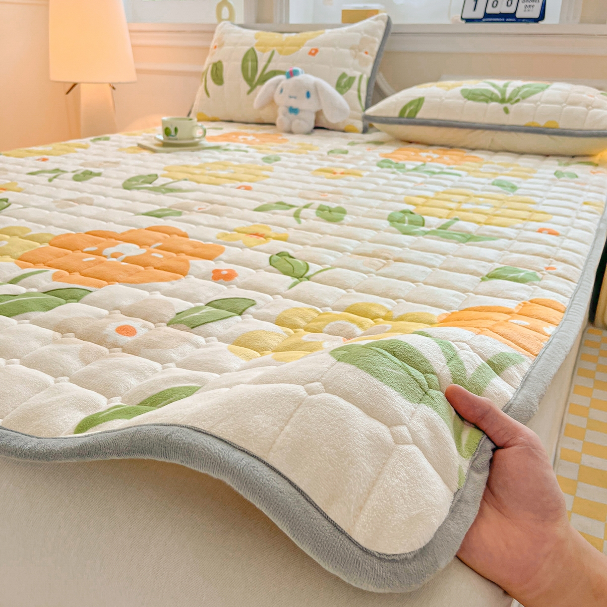 91家纺网 家纺一手货源 找家纺 小叮当家纺仓储工厂店 2025新款牛奶绒夹棉印花床垫床护垫大床图 绒床垫-花暖香风黄色