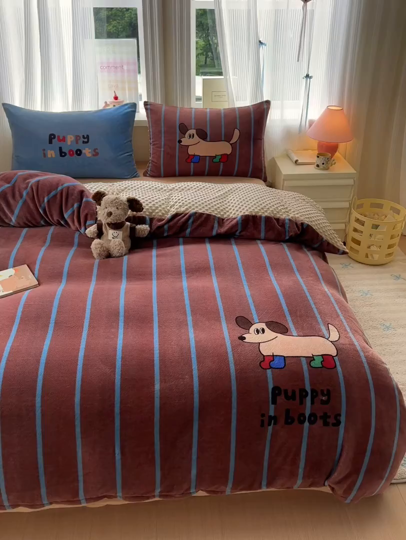 91家纺网 家纺一手货源 找家纺 星期八 2025新款卡通大版牛奶绒豆豆绒数码印花四件套 腊肠狗