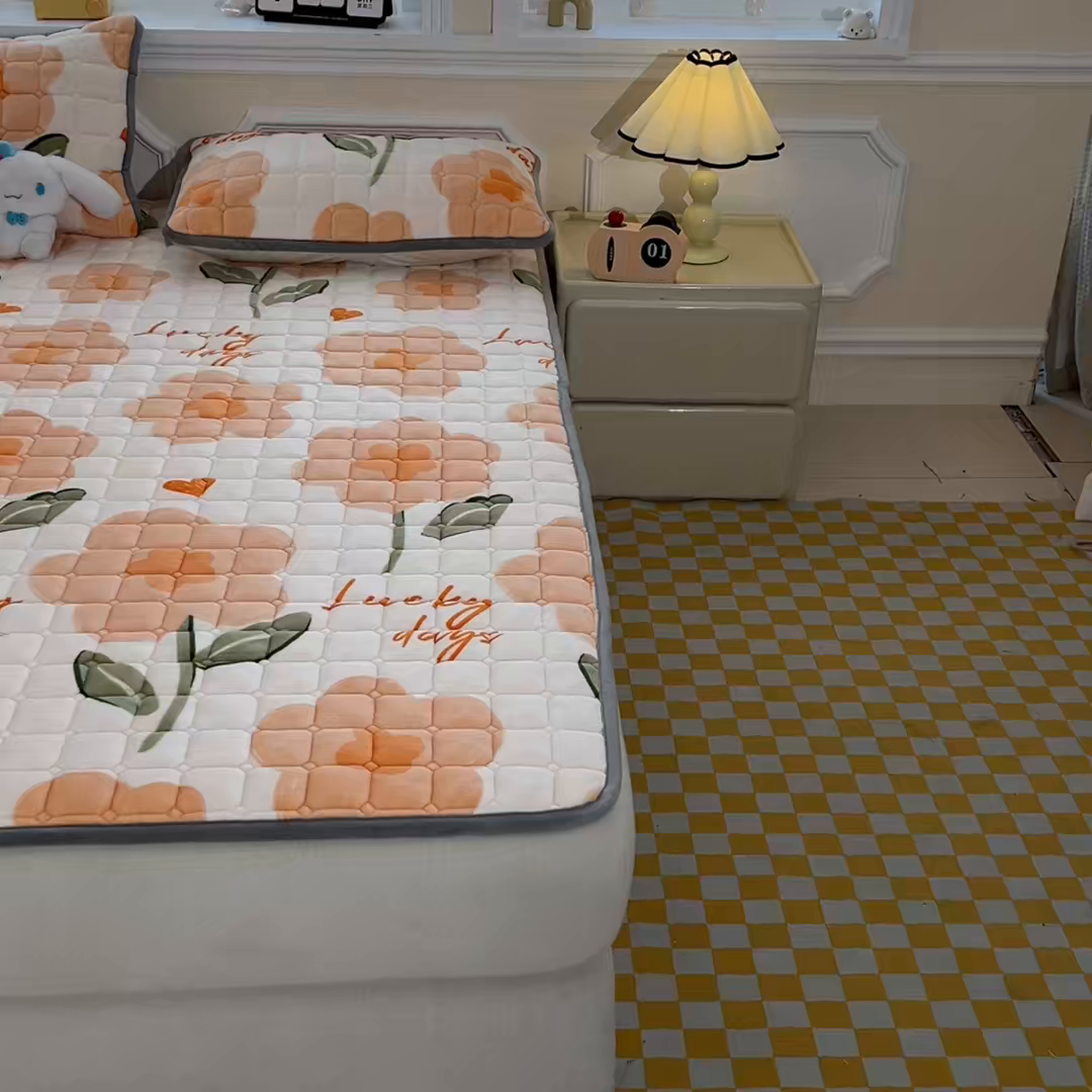 91家纺网 家纺一手货源 找家纺 小叮当家纺仓储工厂店 2025新款牛奶绒夹棉印花床垫床护垫大床图 绒床垫-花暖香风黄色