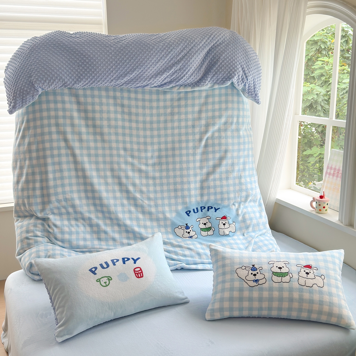 91家纺网 家纺一手货源 找家纺 星期八 2025新款卡通大版牛奶绒豆豆绒数码印花四件套 蓝格汪