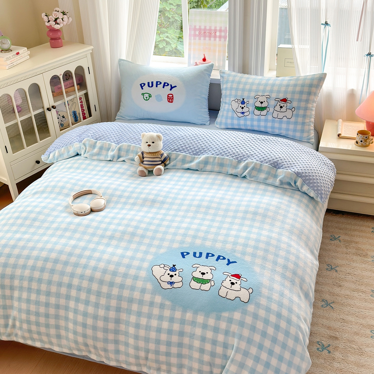 91家纺网 家纺一手货源 找家纺 星期八 2025新款卡通大版牛奶绒豆豆绒数码印花四件套 蓝格汪