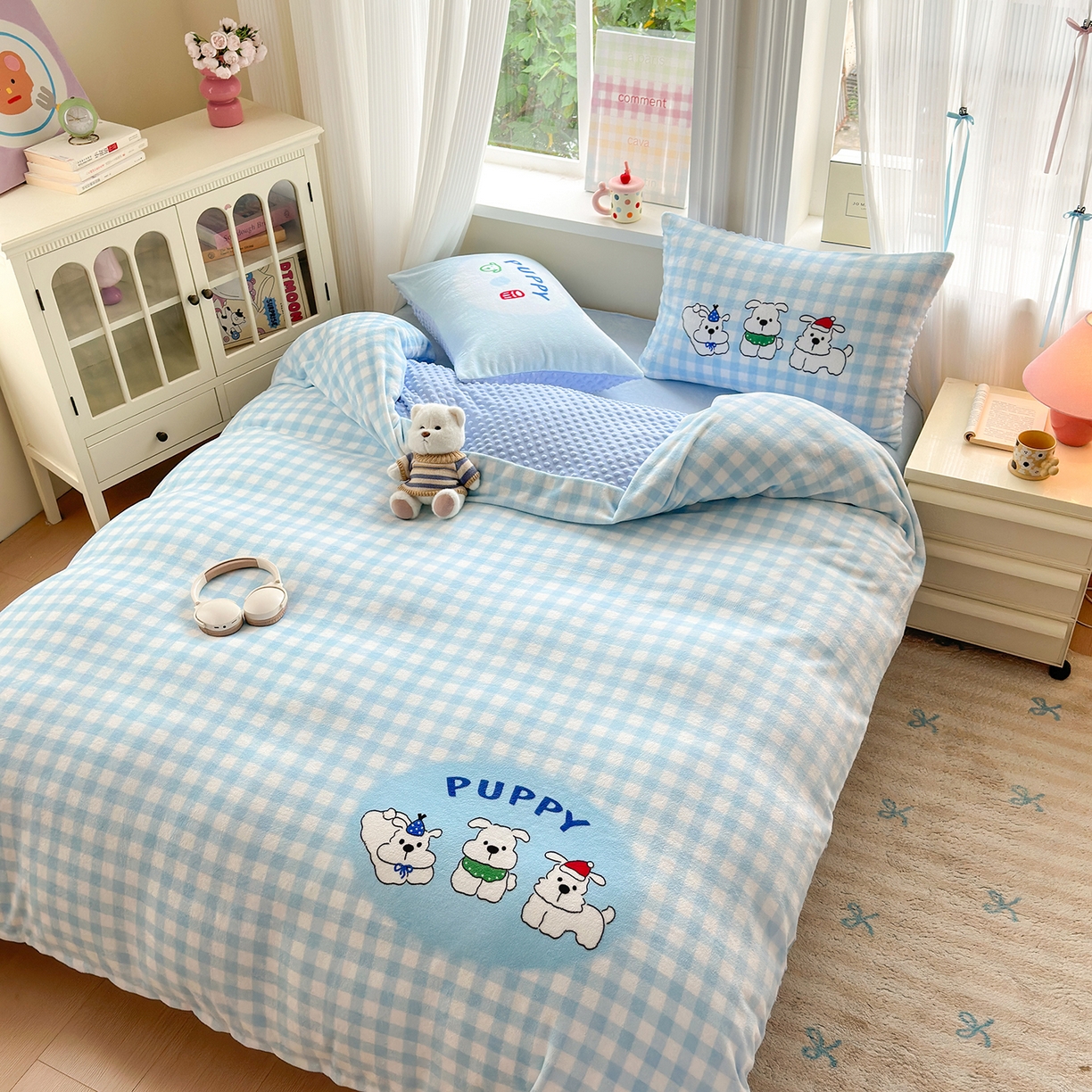 91家纺网 家纺一手货源 找家纺 星期八 2025新款卡通大版牛奶绒豆豆绒数码印花四件套 蓝格汪