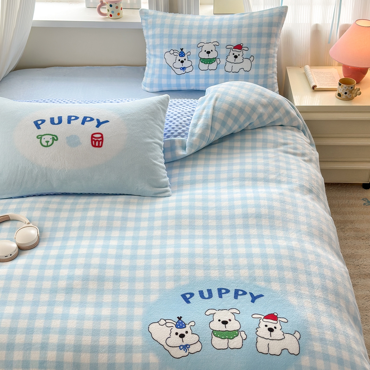 91家纺网 家纺一手货源 找家纺 星期八 2025新款卡通大版牛奶绒豆豆绒数码印花四件套 蓝格汪