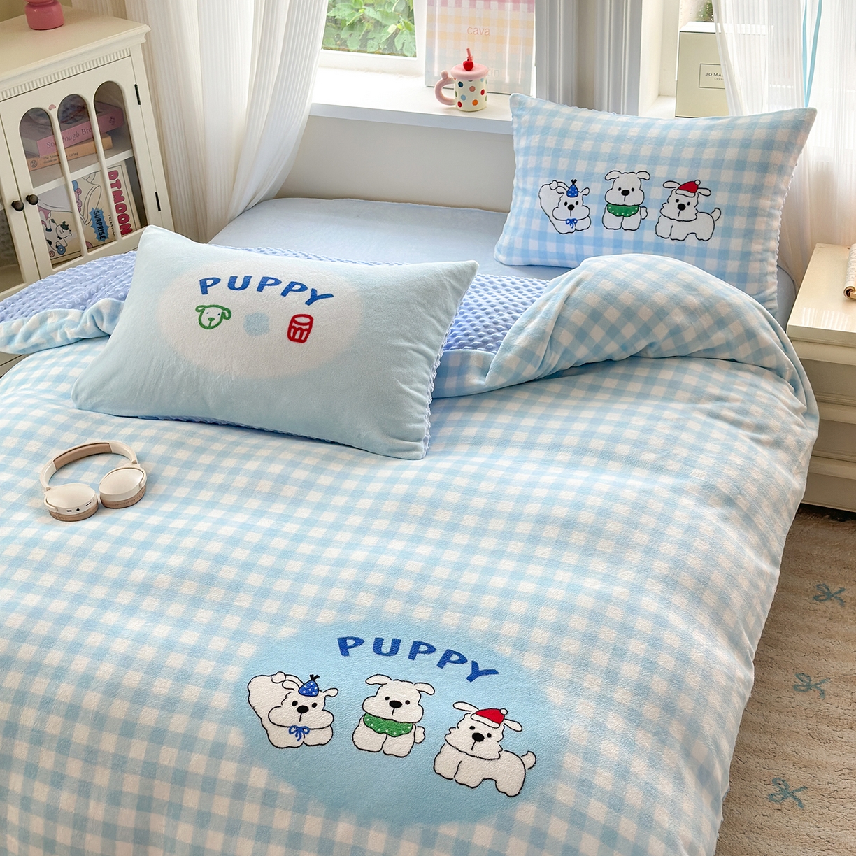 91家纺网 家纺一手货源 找家纺 星期八 2025新款卡通大版牛奶绒豆豆绒数码印花四件套 蓝格汪