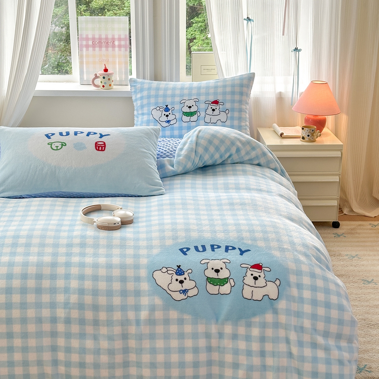 91家纺网 家纺一手货源 找家纺 星期八 2025新款卡通大版牛奶绒豆豆绒数码印花四件套 蓝格汪