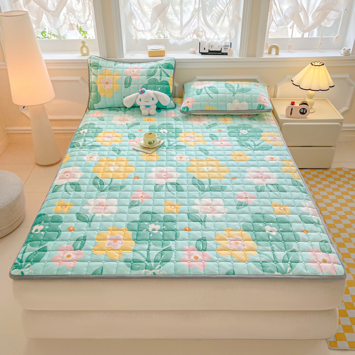 91家纺网 家纺一手货源 找家纺 小叮当家纺仓储工厂店 2025新款牛奶绒夹棉印花床垫床护垫大床图 绒床垫-花暖香风绿色