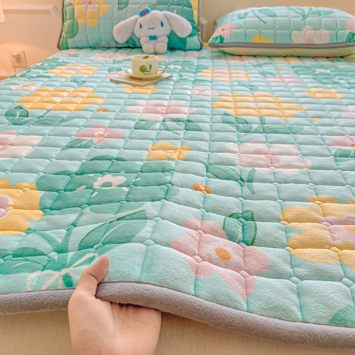 91家纺网 家纺一手货源 找家纺 小叮当家纺仓储工厂店 2025新款牛奶绒夹棉印花床垫床护垫大床图 绒床垫-花暖香风绿色