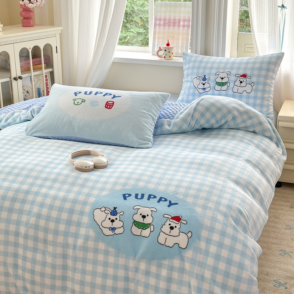 91家纺网 家纺一手货源 找家纺 星期八 2025新款卡通大版牛奶绒豆豆绒数码印花四件套 蓝格汪