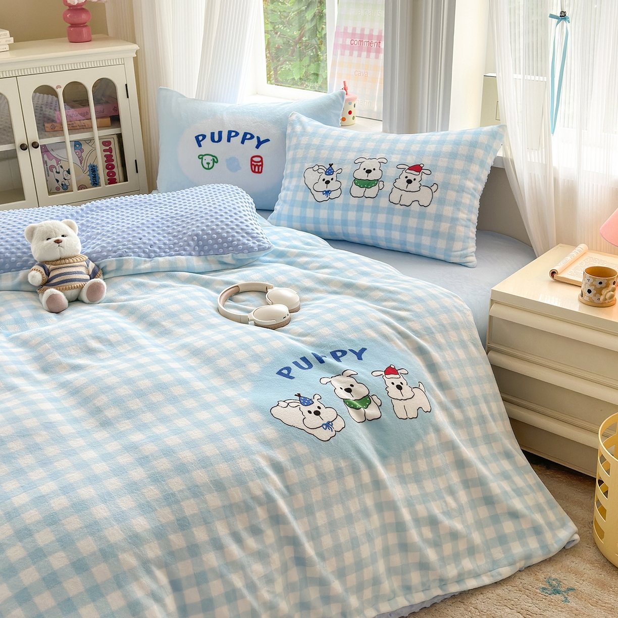 91家纺网 家纺一手货源 找家纺 星期八 2025新款卡通大版牛奶绒豆豆绒数码印花四件套 蓝格汪