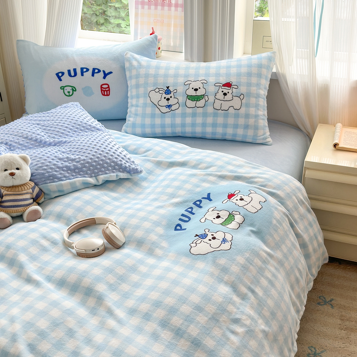 91家纺网 家纺一手货源 找家纺 星期八 2025新款卡通大版牛奶绒豆豆绒数码印花四件套 蓝格汪