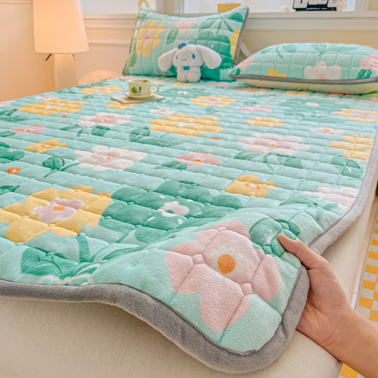 91家纺网 家纺一手货源 找家纺 小叮当家纺仓储工厂店 2025新款牛奶绒夹棉印花床垫床护垫大床图 绒床垫-花暖香风绿色