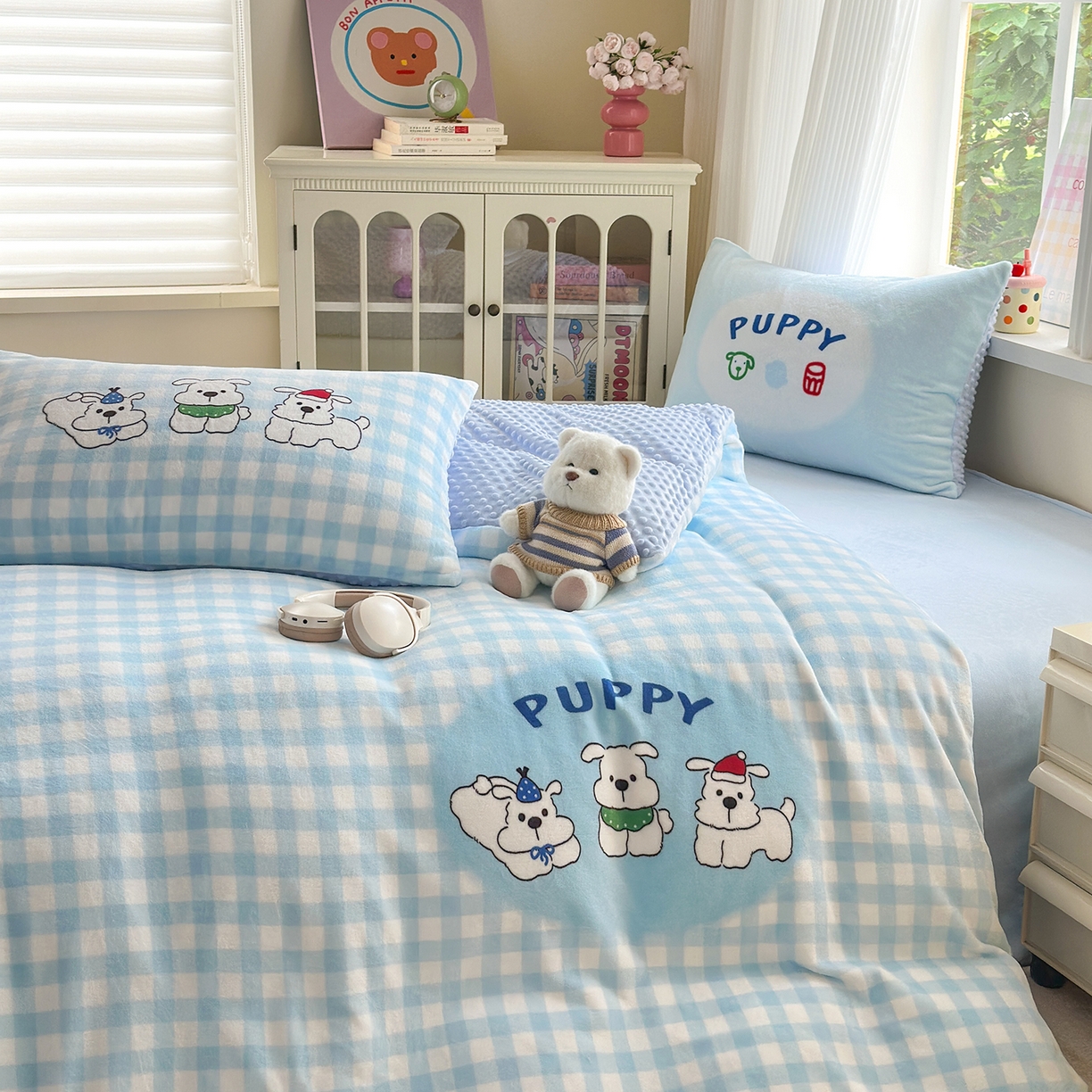 91家纺网 家纺一手货源 找家纺 星期八 2025新款卡通大版牛奶绒豆豆绒数码印花四件套 蓝格汪