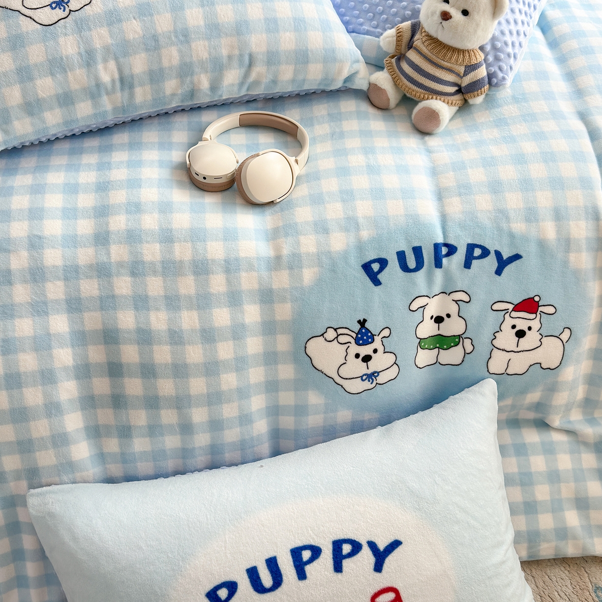 91家纺网 家纺一手货源 找家纺 星期八 2025新款卡通大版牛奶绒豆豆绒数码印花四件套 蓝格汪