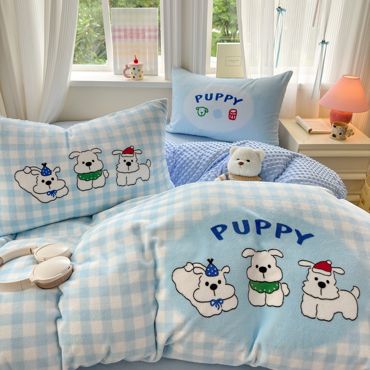 91家纺网 家纺一手货源 找家纺 星期八 2025新款卡通大版牛奶绒豆豆绒数码印花四件套 蓝格汪