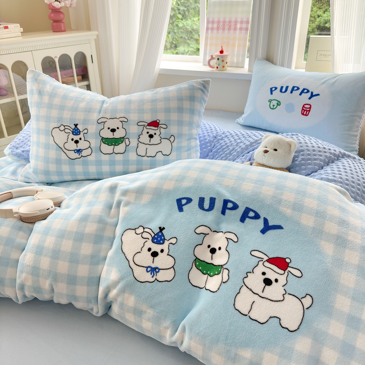 91家纺网 家纺一手货源 找家纺 星期八 2025新款卡通大版牛奶绒豆豆绒数码印花四件套 蓝格汪