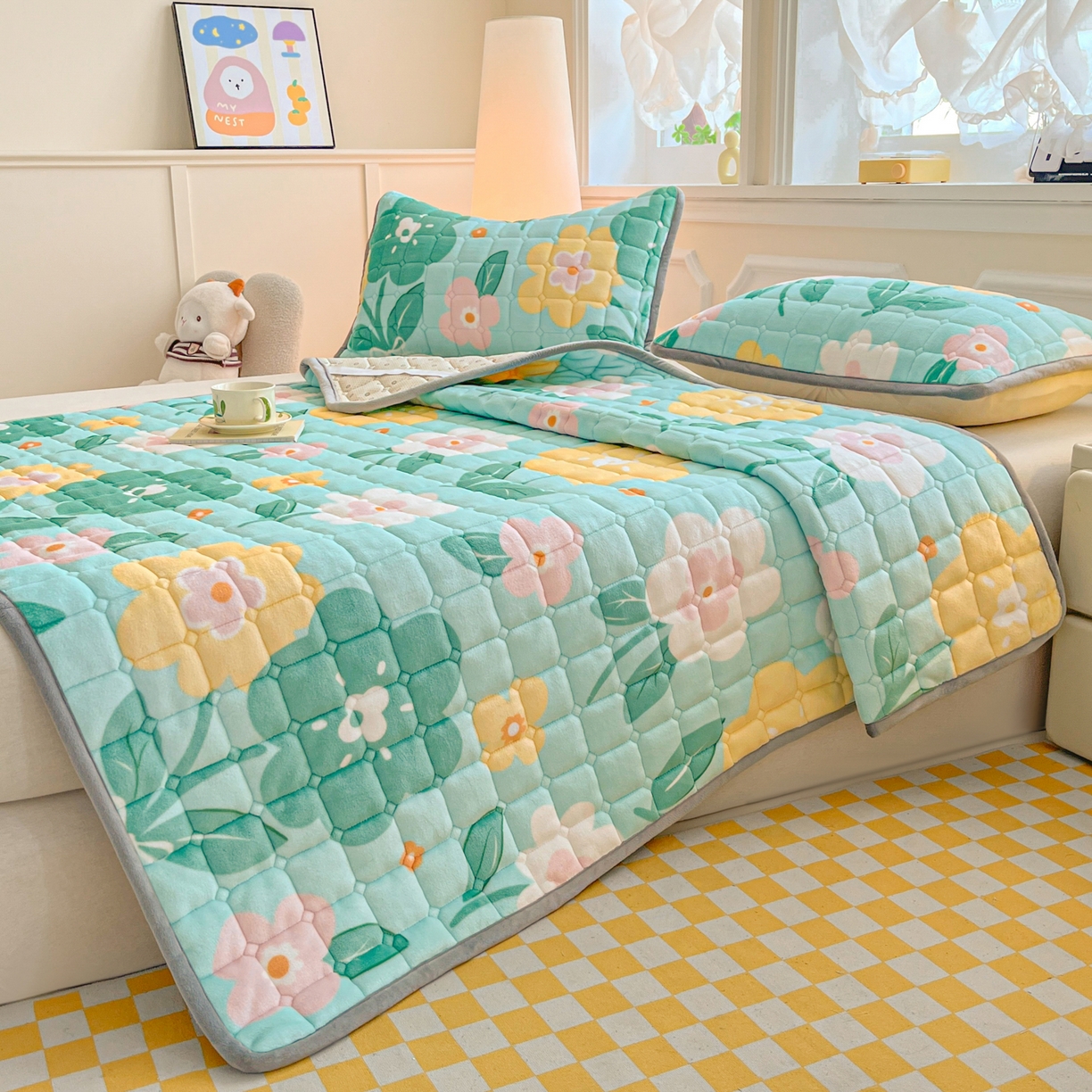 91家纺网 家纺一手货源 找家纺 小叮当家纺仓储工厂店 2025新款牛奶绒夹棉印花床垫床护垫大床图 绒床垫-花暖香风绿色