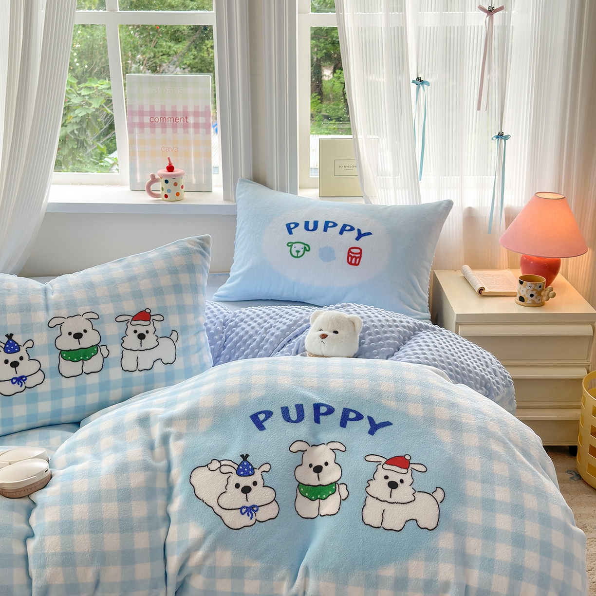 91家纺网 家纺一手货源 找家纺 星期八 2025新款卡通大版牛奶绒豆豆绒数码印花四件套 蓝格汪