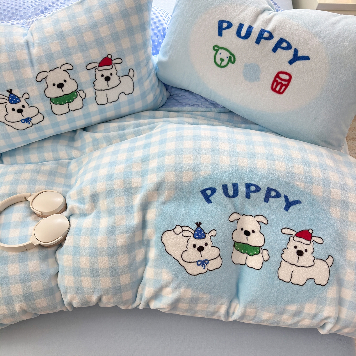 91家纺网 家纺一手货源 找家纺 星期八 2025新款卡通大版牛奶绒豆豆绒数码印花四件套 蓝格汪