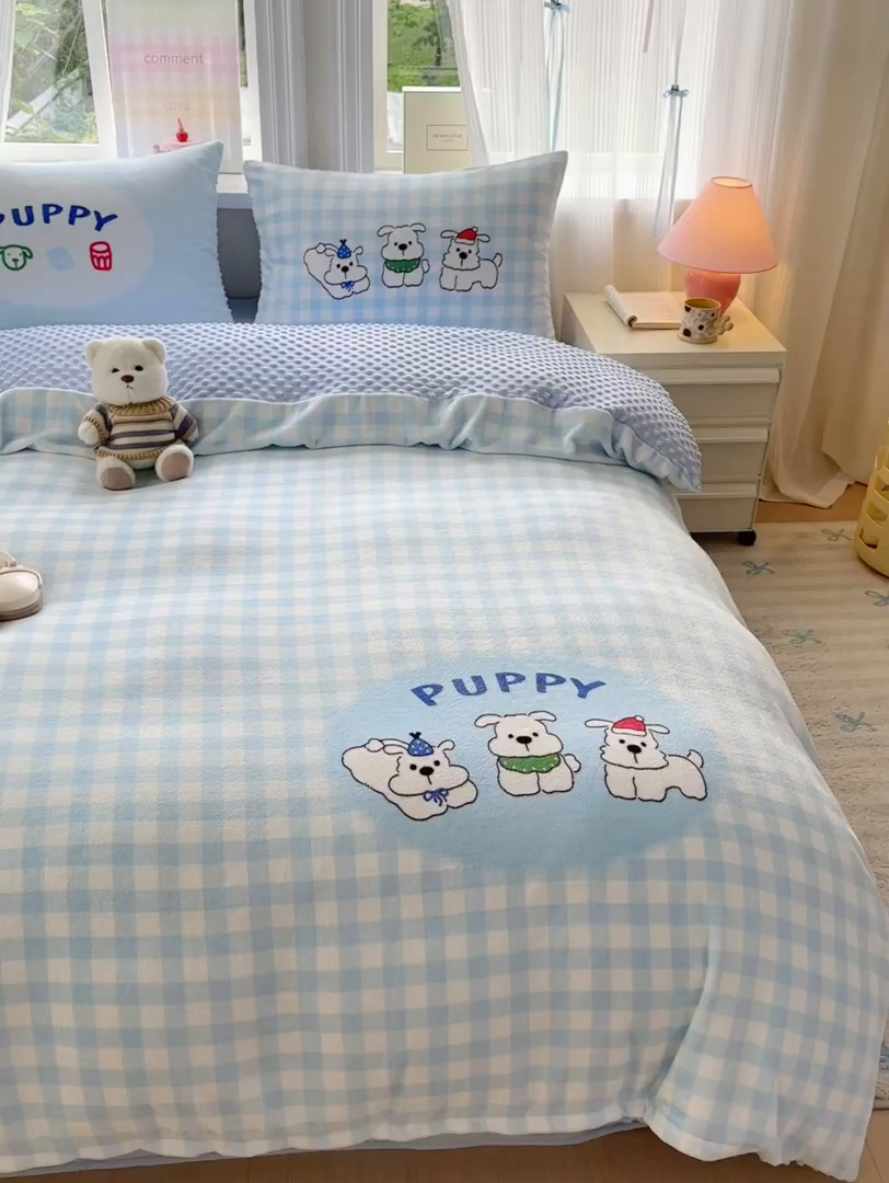 91家纺网 家纺一手货源 找家纺 星期八 2025新款卡通大版牛奶绒豆豆绒数码印花四件套 蓝格汪