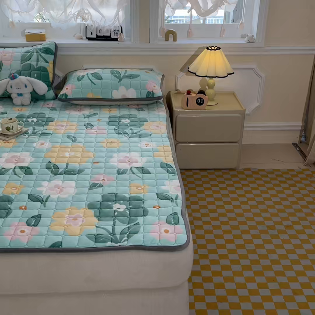 91家纺网 家纺一手货源 找家纺 小叮当家纺仓储工厂店 2025新款牛奶绒夹棉印花床垫床护垫大床图 绒床垫-花暖香风绿色