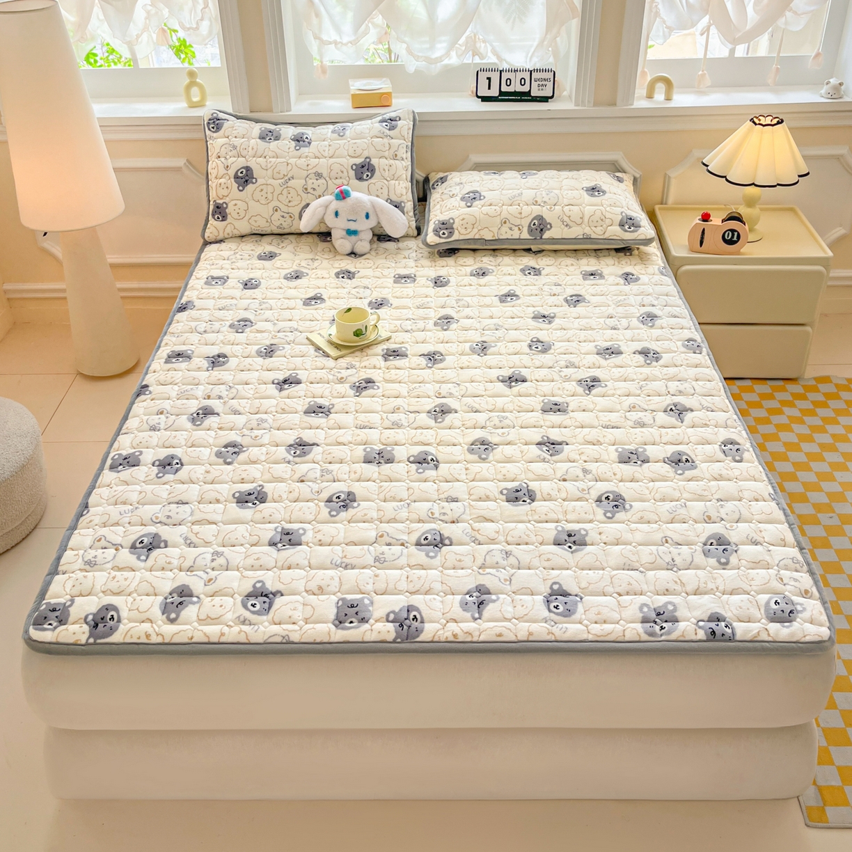 91家纺网 家纺一手货源 找家纺 小叮当家纺仓储工厂店 2025新款牛奶绒夹棉印花床垫床护垫大床图 绒床垫-可爱熊