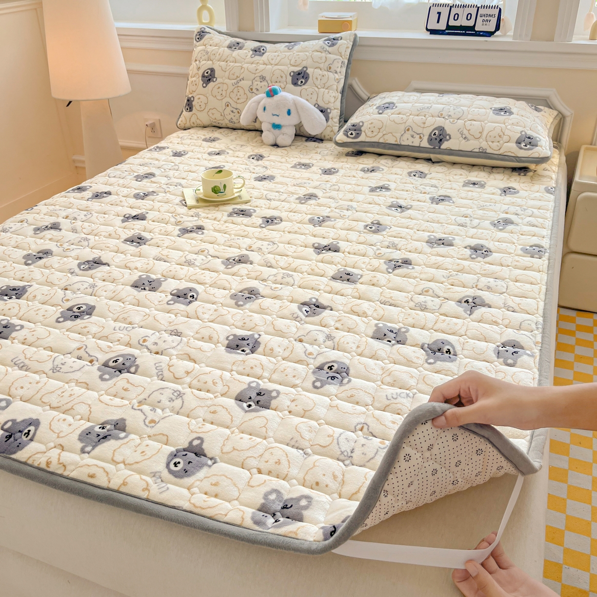 91家纺网 家纺一手货源 找家纺 小叮当家纺仓储工厂店 2025新款牛奶绒夹棉印花床垫床护垫大床图 绒床垫-可爱熊