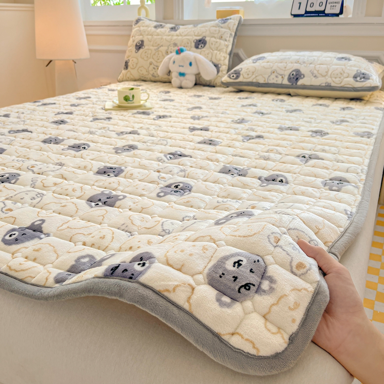 91家纺网 家纺一手货源 找家纺 小叮当家纺仓储工厂店 2025新款牛奶绒夹棉印花床垫床护垫大床图 绒床垫-可爱熊
