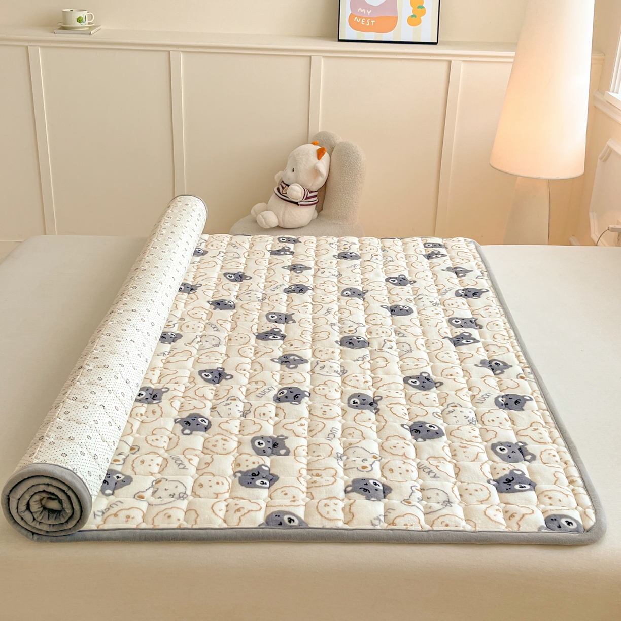 91家纺网 家纺一手货源 找家纺 小叮当家纺仓储工厂店 2025新款牛奶绒夹棉印花床垫床护垫大床图 绒床垫-可爱熊