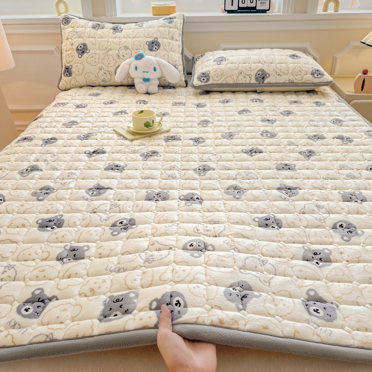 91家纺网 家纺一手货源 找家纺 小叮当家纺仓储工厂店 2025新款牛奶绒夹棉印花床垫床护垫大床图 绒床垫-可爱熊