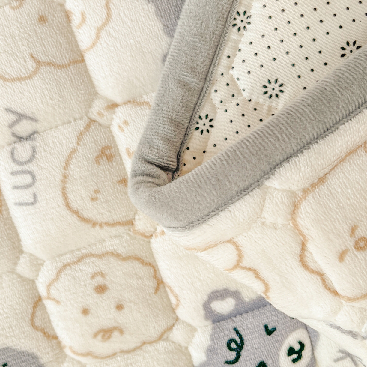 91家纺网 家纺一手货源 找家纺 小叮当家纺仓储工厂店 2025新款牛奶绒夹棉印花床垫床护垫大床图 绒床垫-可爱熊