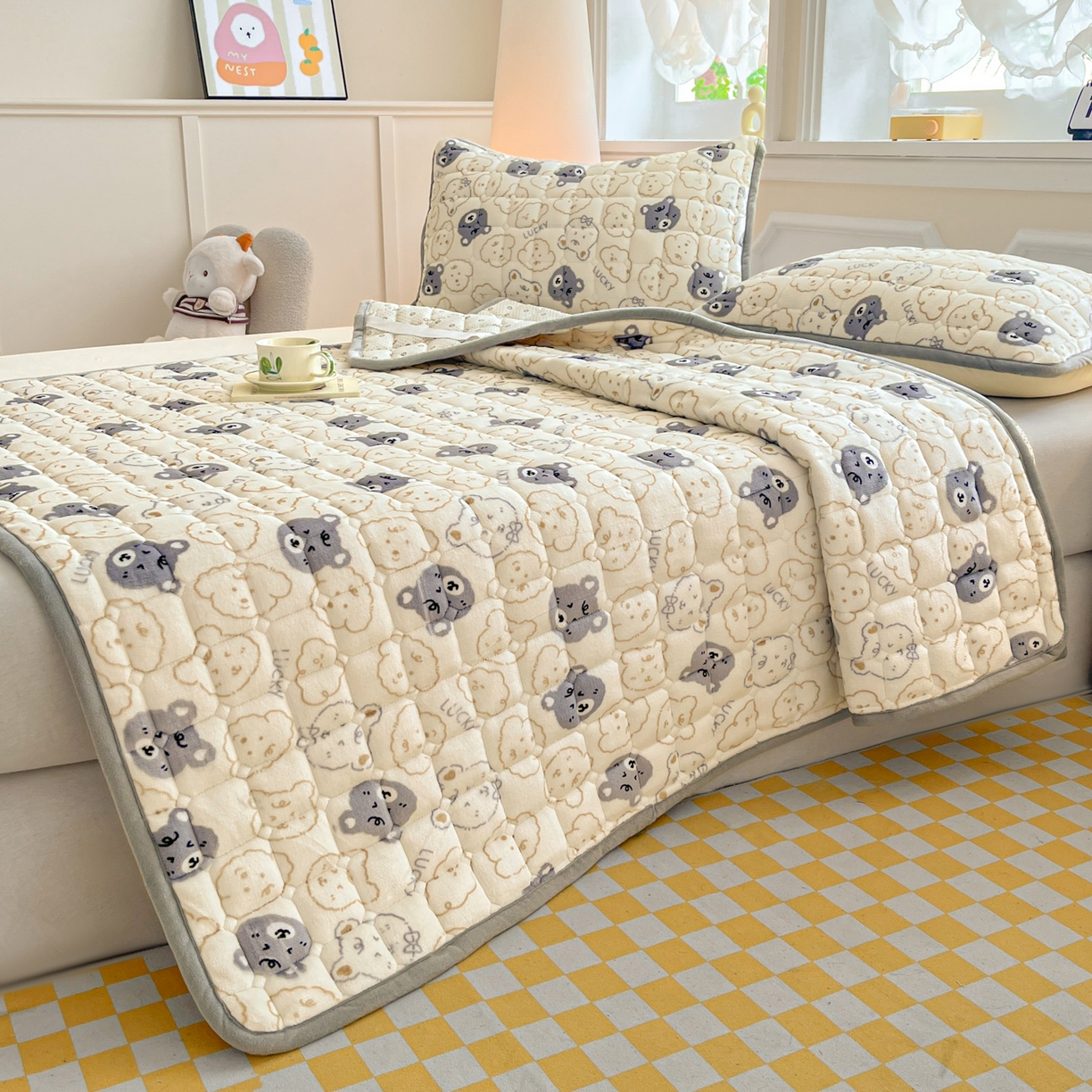 91家纺网 家纺一手货源 找家纺 小叮当家纺仓储工厂店 2025新款牛奶绒夹棉印花床垫床护垫大床图 绒床垫-可爱熊