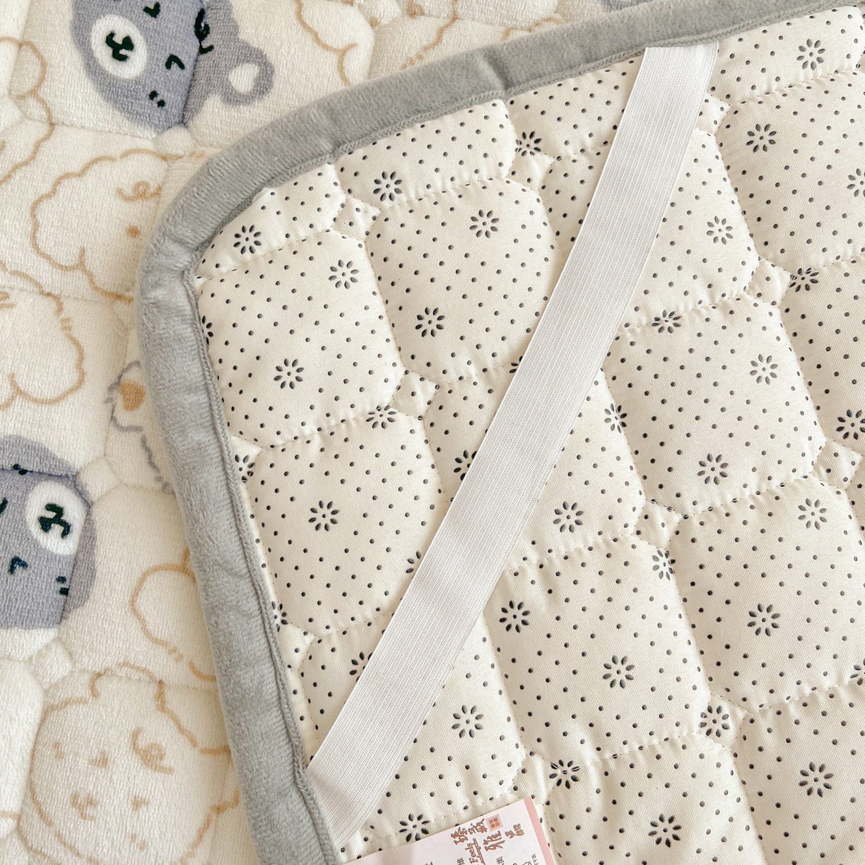 91家纺网 家纺一手货源 找家纺 小叮当家纺仓储工厂店 2025新款牛奶绒夹棉印花床垫床护垫大床图 绒床垫-可爱熊