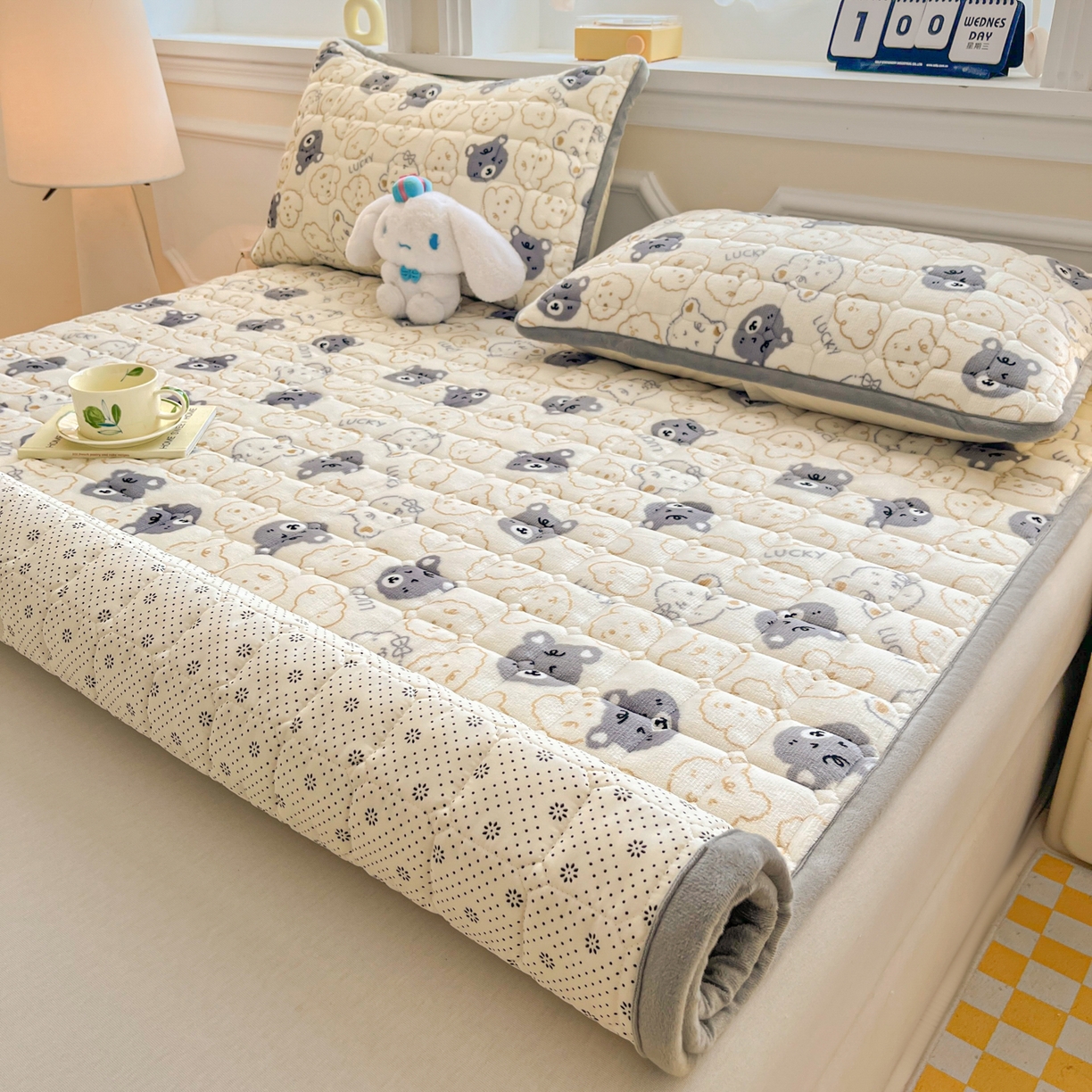 91家纺网 家纺一手货源 找家纺 小叮当家纺仓储工厂店 2025新款牛奶绒夹棉印花床垫床护垫大床图 绒床垫-可爱熊