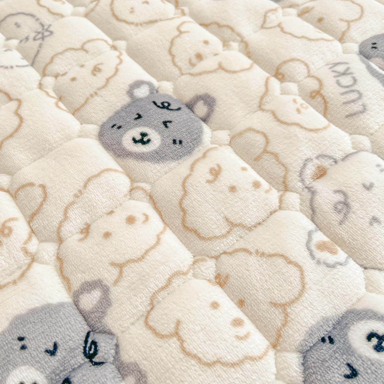 91家纺网 家纺一手货源 找家纺 小叮当家纺仓储工厂店 2025新款牛奶绒夹棉印花床垫床护垫大床图 绒床垫-可爱熊