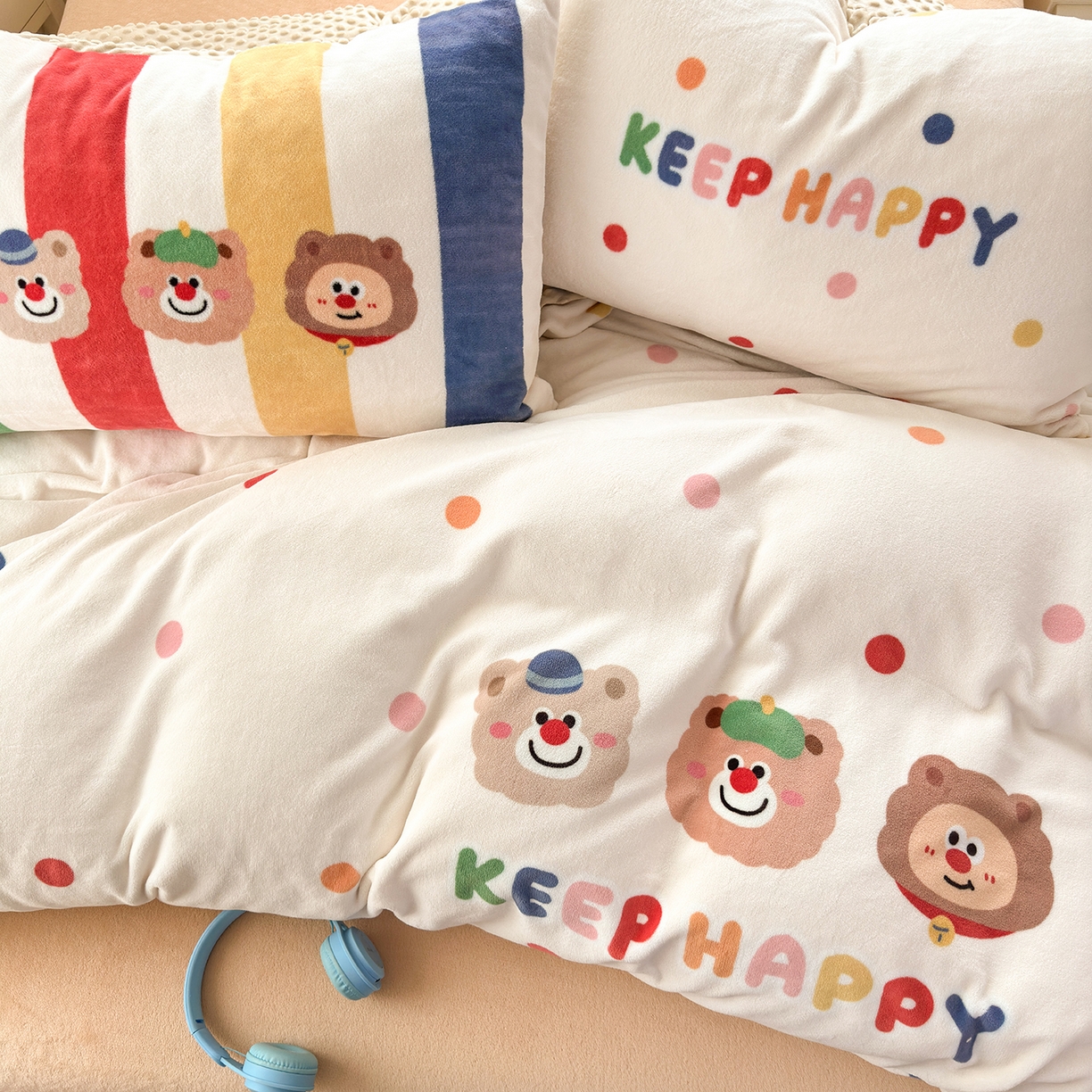 91家纺网 家纺一手货源 找家纺 星期八 2025新款卡通大版牛奶绒豆豆绒数码印花四件套 三只熊