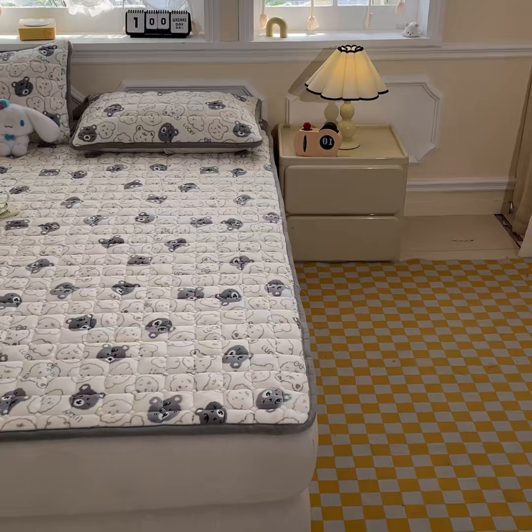 91家纺网 家纺一手货源 找家纺 小叮当家纺仓储工厂店 2025新款牛奶绒夹棉印花床垫床护垫大床图 绒床垫-可爱熊