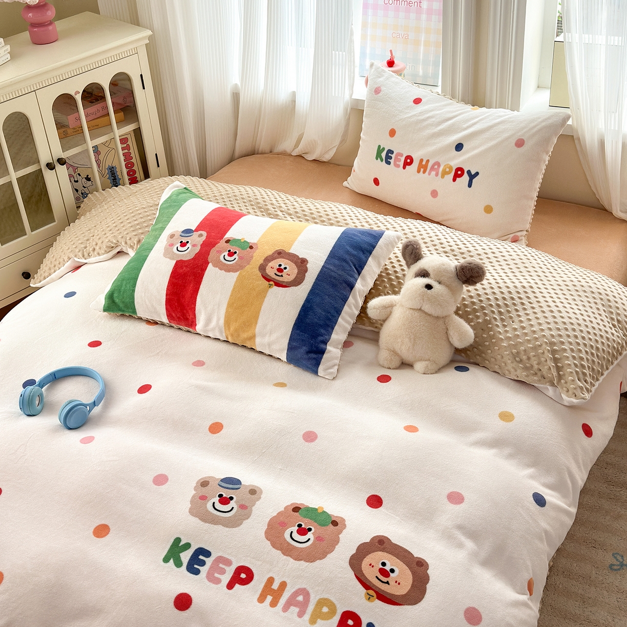 91家纺网 家纺一手货源 找家纺 星期八 2025新款卡通大版牛奶绒豆豆绒数码印花四件套 三只熊