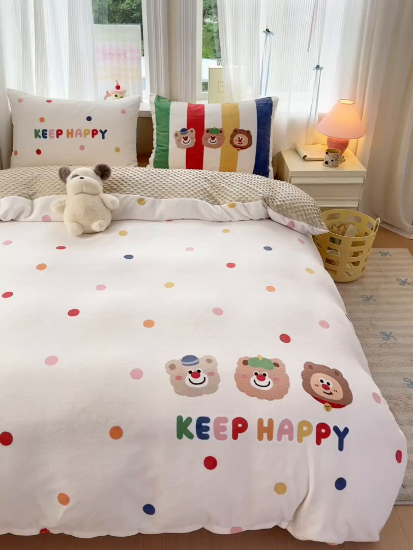 91家纺网 家纺一手货源 找家纺 星期八 2025新款卡通大版牛奶绒豆豆绒数码印花四件套 三只熊