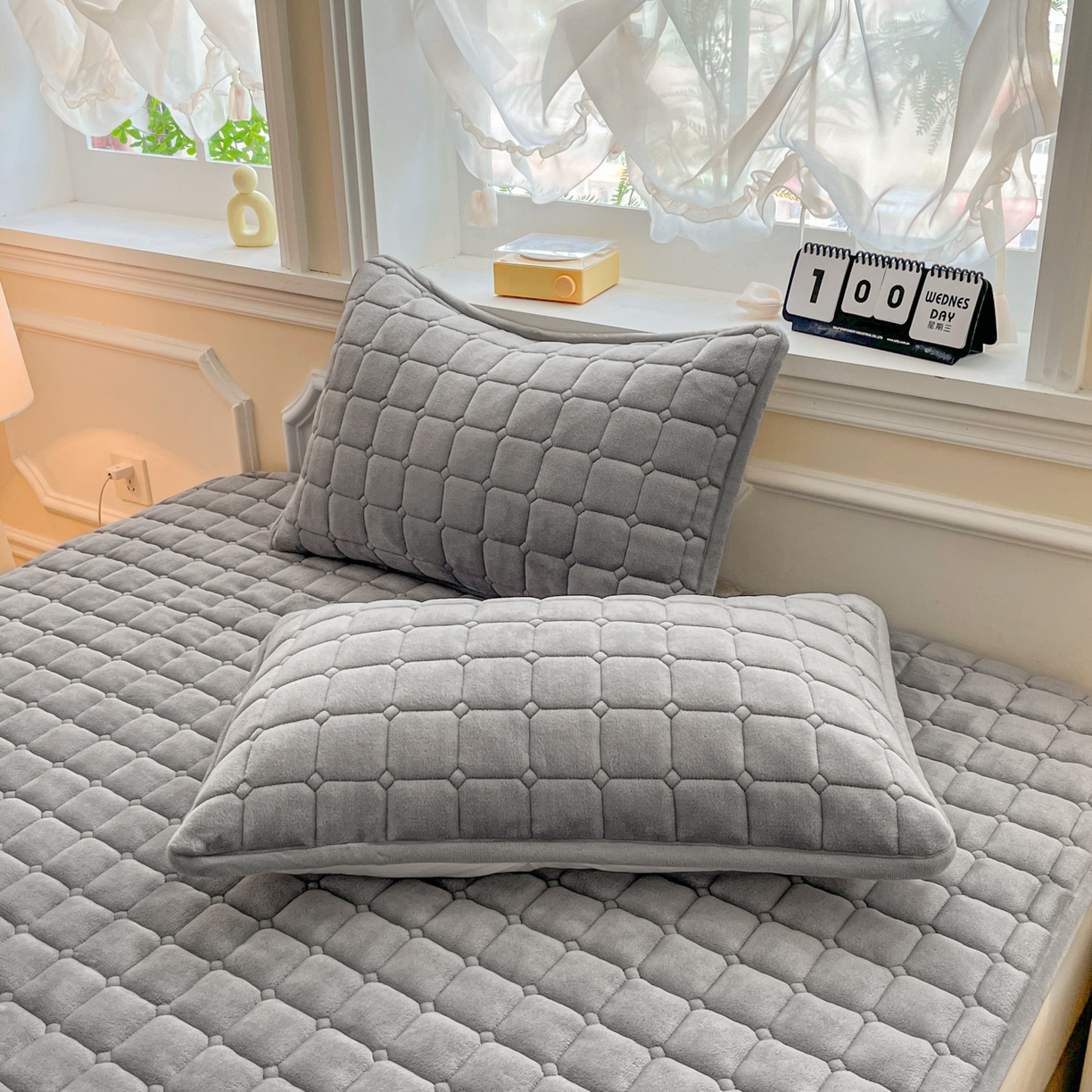 91家纺网 家纺一手货源 找家纺 小叮当家纺仓储工厂店 2025新款牛奶绒夹棉印花床垫床护垫大床图 绒床垫-灰色