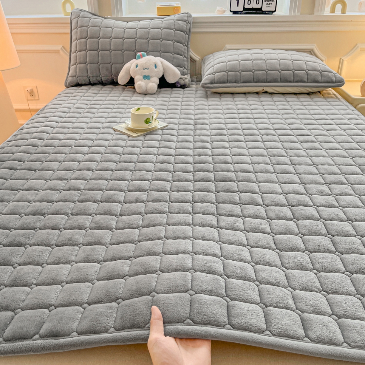 91家纺网 家纺一手货源 找家纺 小叮当家纺仓储工厂店 2025新款牛奶绒夹棉印花床垫床护垫大床图 绒床垫-灰色