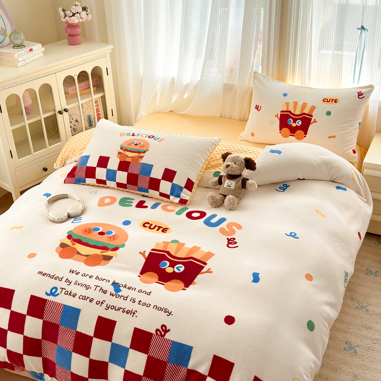 91家纺网 家纺一手货源 找家纺 星期八 2025新款卡通大版牛奶绒豆豆绒数码印花四件套 薯条汉堡