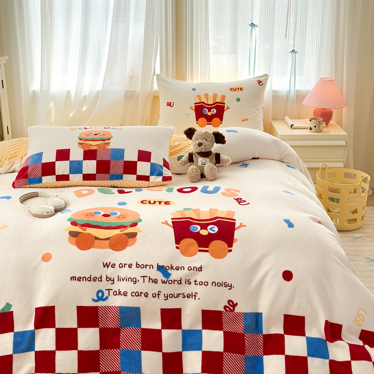 91家纺网 家纺一手货源 找家纺 星期八 2025新款卡通大版牛奶绒豆豆绒数码印花四件套 薯条汉堡