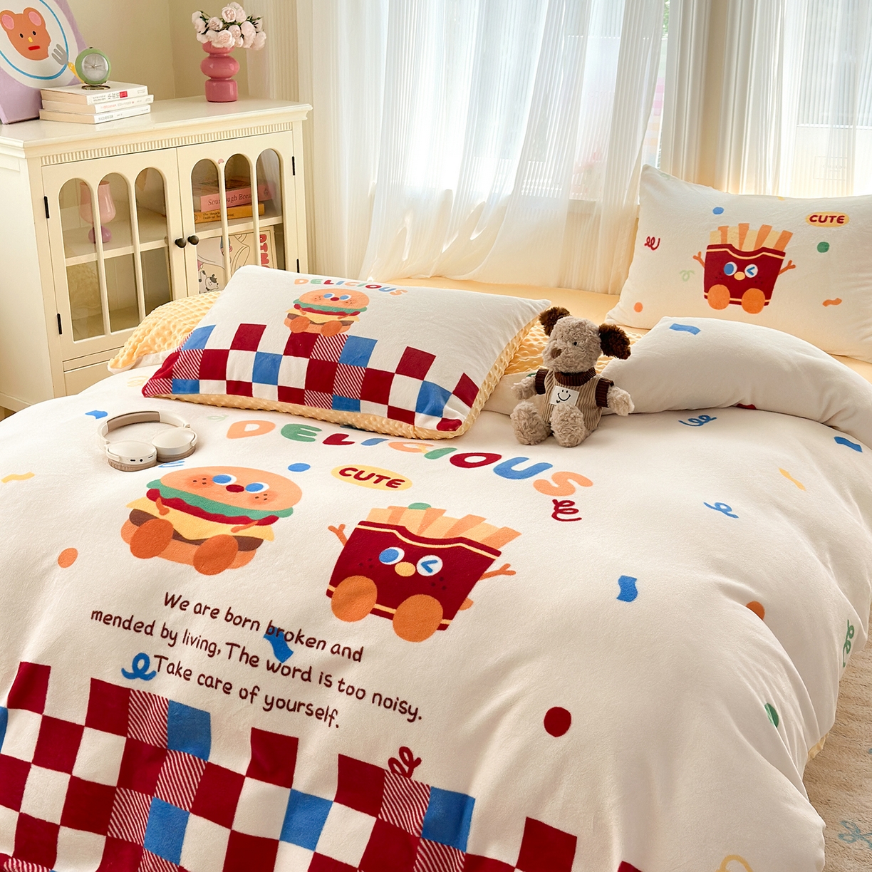 91家纺网 家纺一手货源 找家纺 星期八 2025新款卡通大版牛奶绒豆豆绒数码印花四件套 薯条汉堡