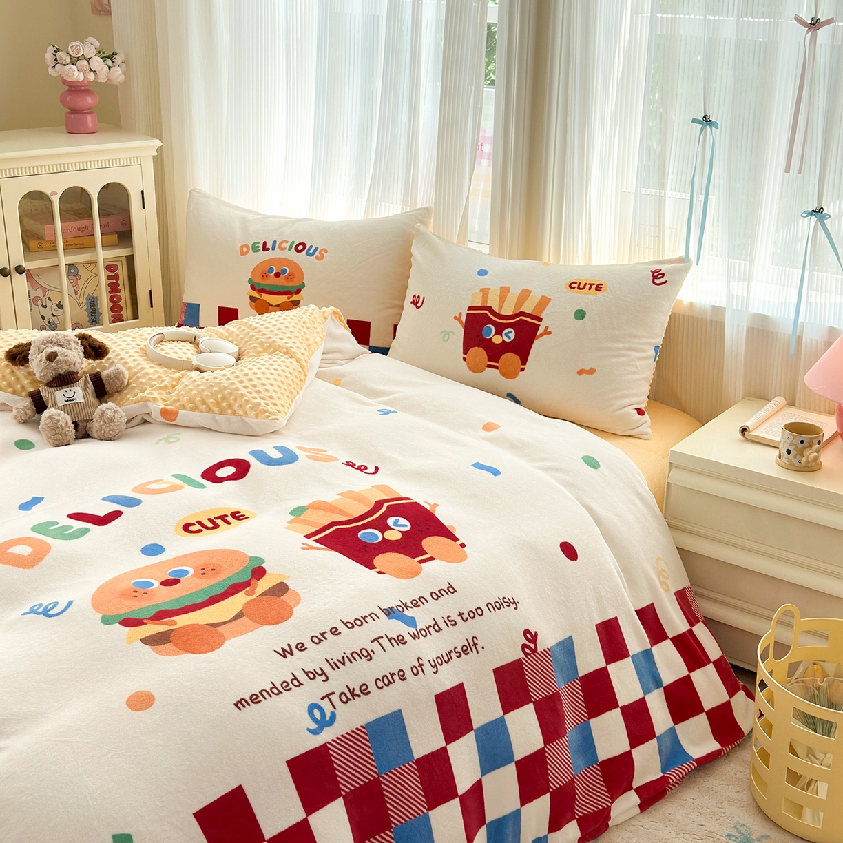 91家纺网 家纺一手货源 找家纺 星期八 2025新款卡通大版牛奶绒豆豆绒数码印花四件套 薯条汉堡