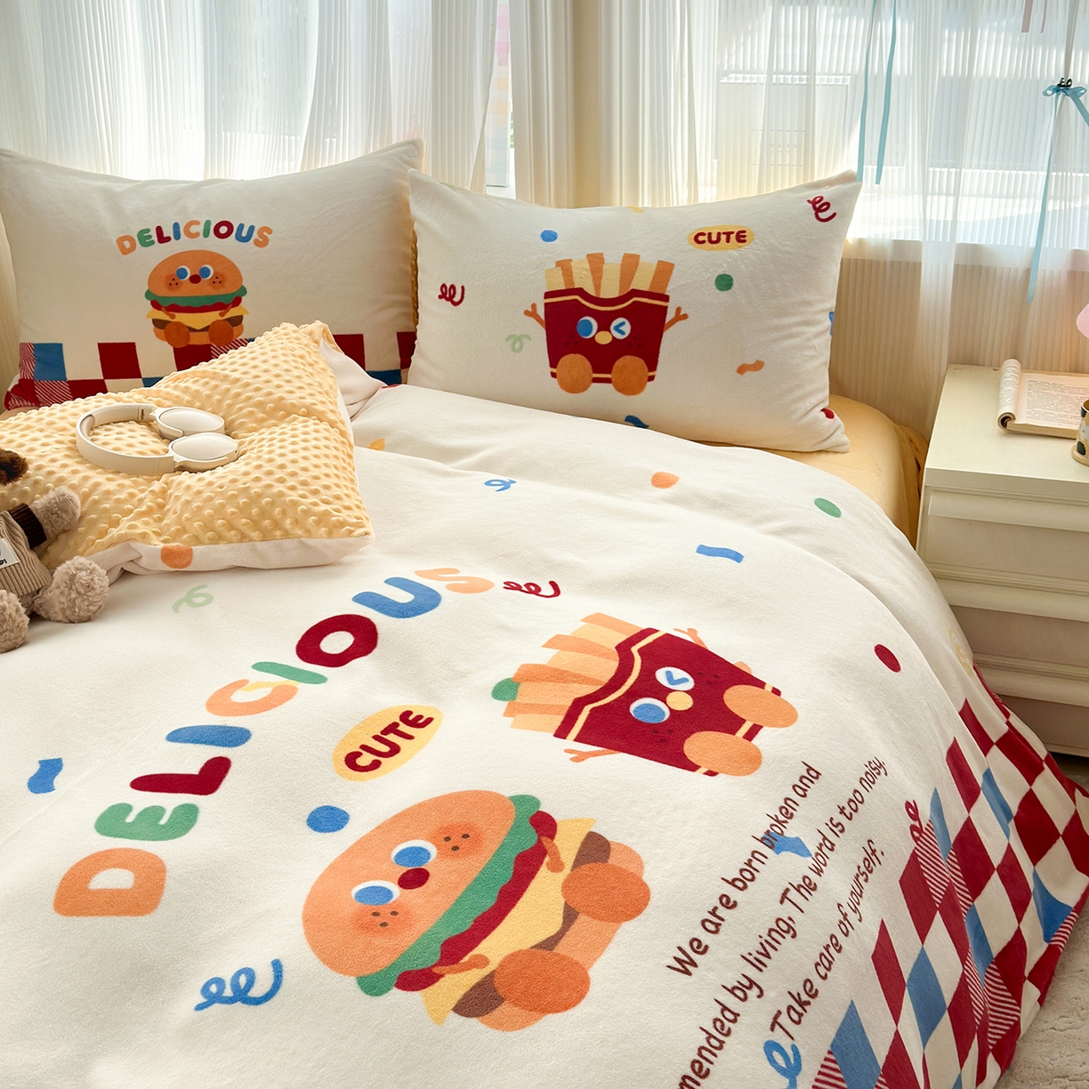 91家纺网 家纺一手货源 找家纺 星期八 2025新款卡通大版牛奶绒豆豆绒数码印花四件套 薯条汉堡