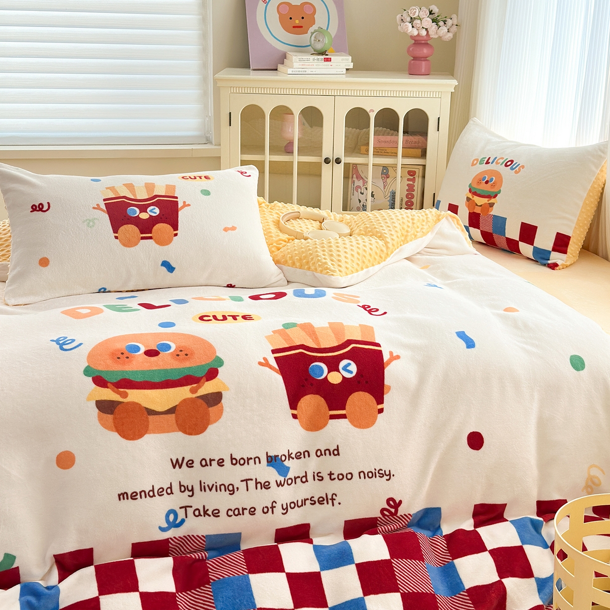 91家纺网 家纺一手货源 找家纺 星期八 2025新款卡通大版牛奶绒豆豆绒数码印花四件套 薯条汉堡