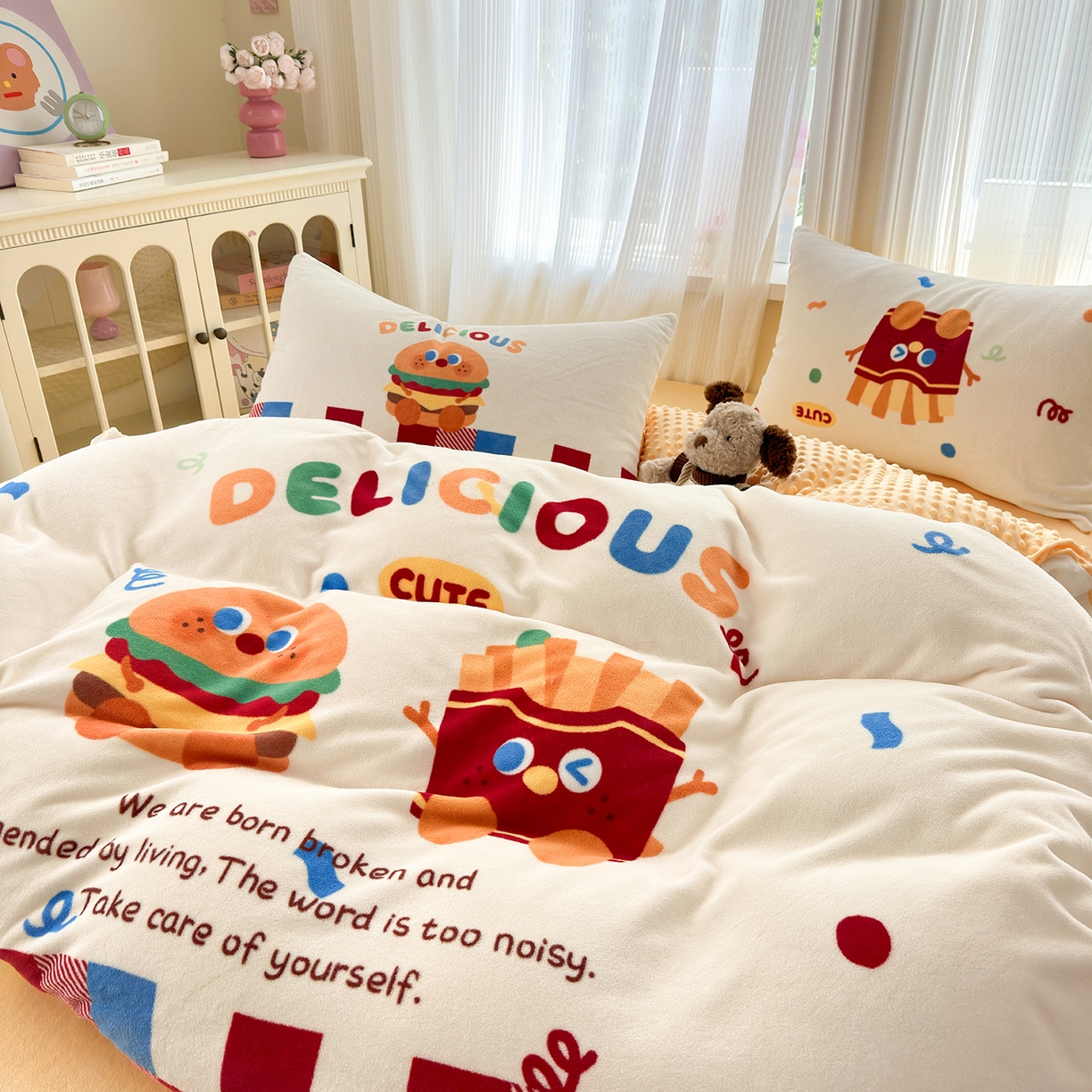 91家纺网 家纺一手货源 找家纺 星期八 2025新款卡通大版牛奶绒豆豆绒数码印花四件套 薯条汉堡