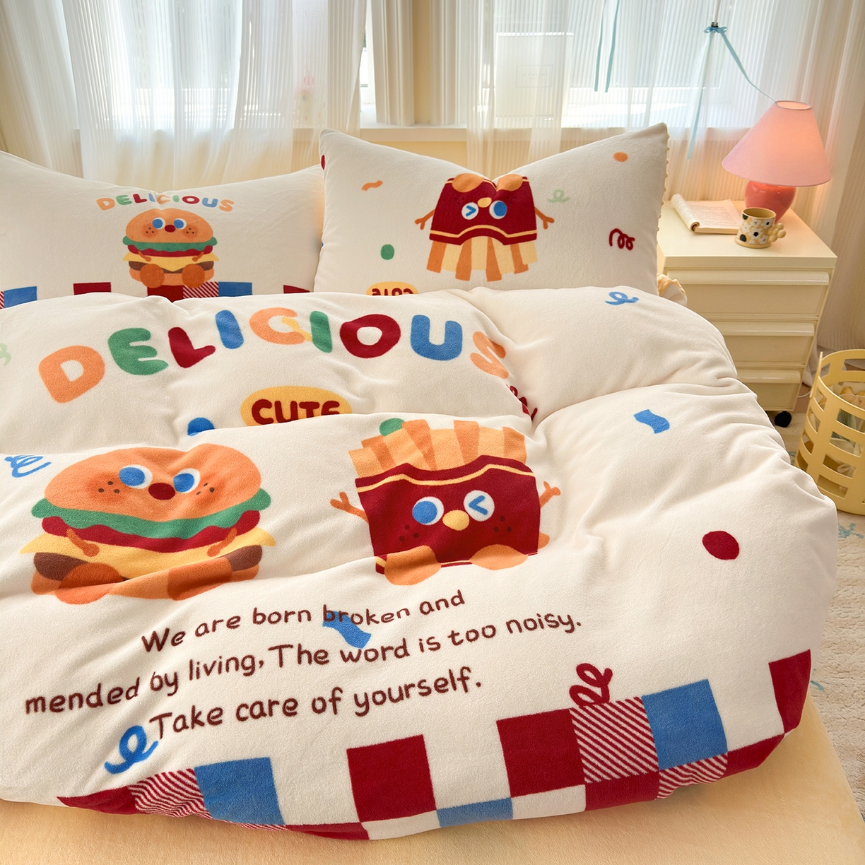 91家纺网 家纺一手货源 找家纺 星期八 2025新款卡通大版牛奶绒豆豆绒数码印花四件套 薯条汉堡